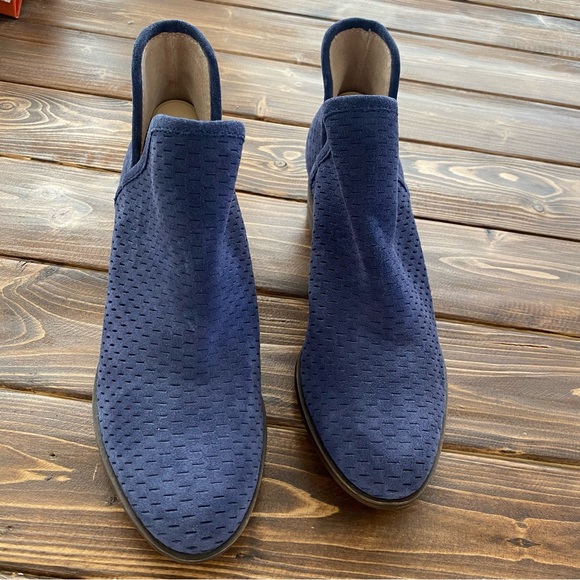 Lucky Brand Baley Navy Genuine Suede Leather Perforated Ankle Boots Size 6.5 - Picture 4 of 10